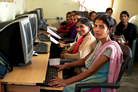 Mujeres jóvenes en un centro digital en India 