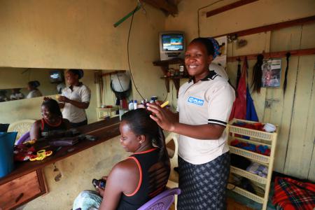 Hawa, trabajadora sexual, ahora tiene una peluquería gracias a Plan International