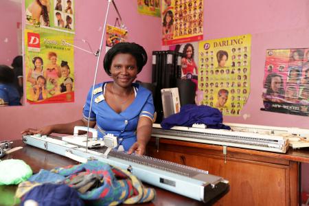 janet de uganda aprendiendo costura