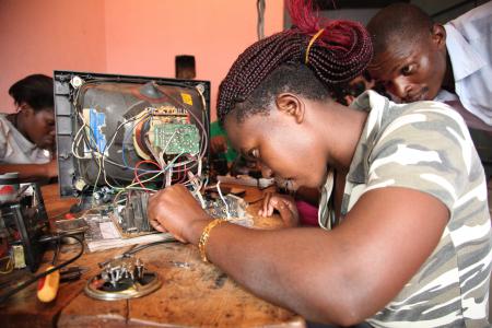 Mujer de Uganda aprendiendo mecánica