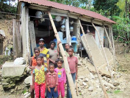 Chrisma, de Haití, ante su casa destruida por el huracán 