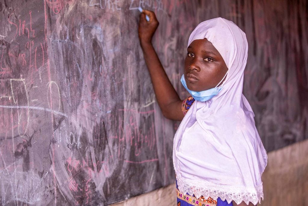 Niña estudiando en Burkina Faso