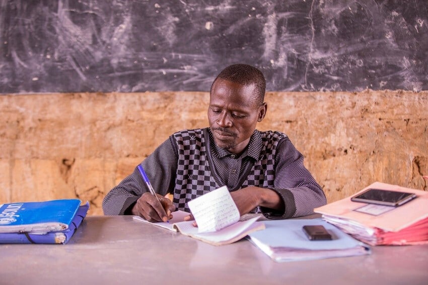 Profesor en escuela de Burkina Faso