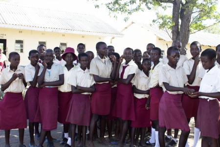 Niños y niñas en el colegio en Zimbabue 